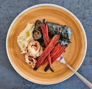 Sarmice od blitve sa pečenom mrkvom, prženim lukom i hummusom